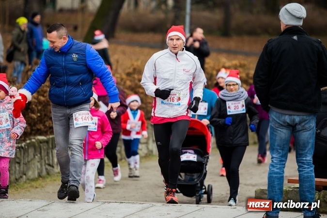 Zdjęcie w galerii na portalu naszraciborz.pl: Bieg Mikołajkowy w parku Roth wiadomości z regionu