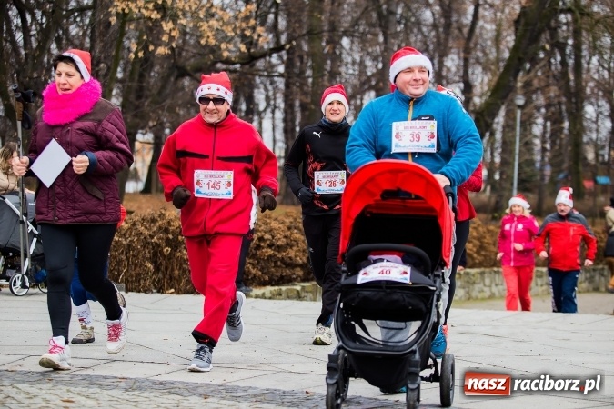 Zdjęcie w galerii na portalu naszraciborz.pl: Bieg Mikołajkowy w parku Roth wiadomości z regionu
