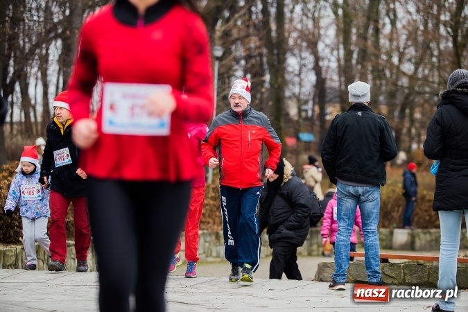 Zdjęcie w galerii na portalu naszraciborz.pl: Bieg Mikołajkowy w parku Roth wiadomości z regionu