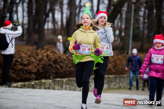 Zdjęcie w galerii na portalu naszraciborz.pl: Bieg Mikołajkowy w parku Roth wiadomości z regionu