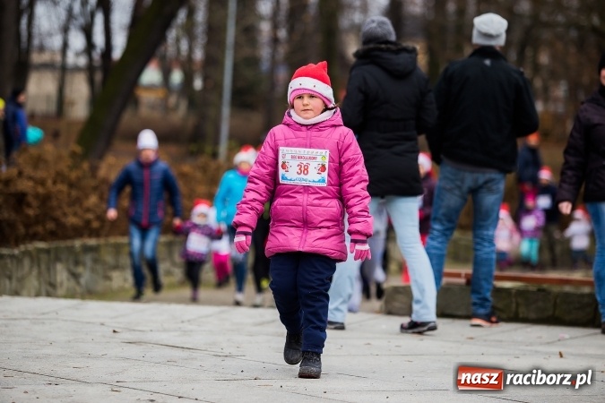 Zdjęcie w galerii na portalu naszraciborz.pl: Bieg Mikołajkowy w parku Roth wiadomości z regionu