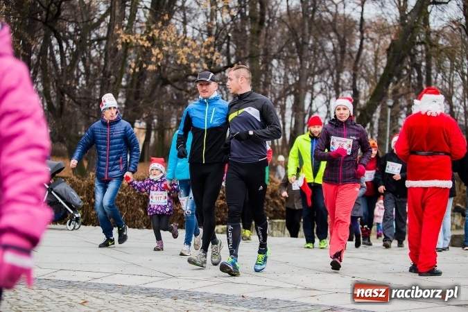 Zdjęcie w galerii na portalu naszraciborz.pl: Bieg Mikołajkowy w parku Roth wiadomości z regionu
