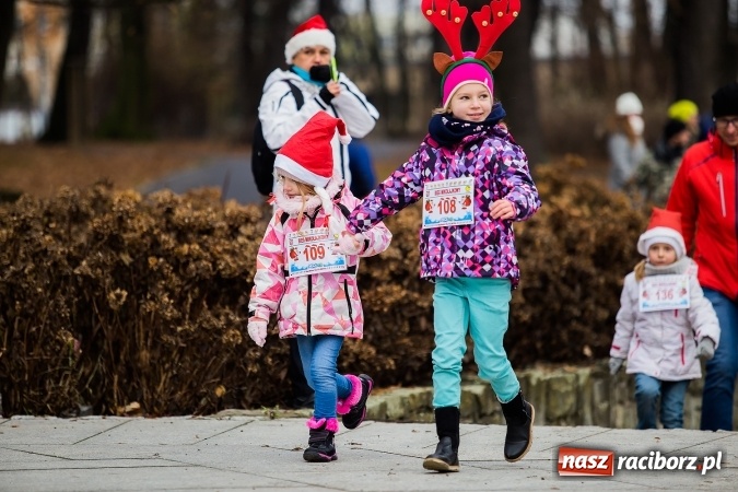 Zdjęcie w galerii na portalu naszraciborz.pl: Bieg Mikołajkowy w parku Roth wiadomości z regionu