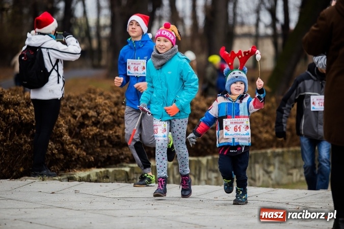 Zdjęcie w galerii na portalu naszraciborz.pl: Bieg Mikołajkowy w parku Roth wiadomości z regionu