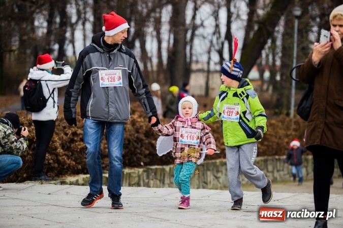 Zdjęcie w galerii na portalu naszraciborz.pl: Bieg Mikołajkowy w parku Roth wiadomości z regionu