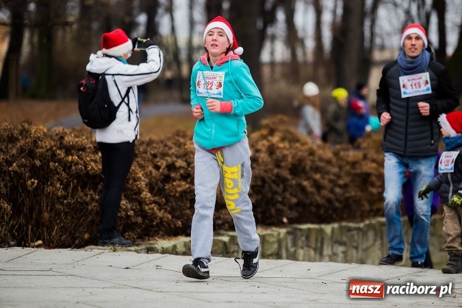 Zdjęcie w galerii na portalu naszraciborz.pl: Bieg Mikołajkowy w parku Roth wiadomości z regionu