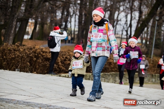 Zdjęcie w galerii na portalu naszraciborz.pl: Bieg Mikołajkowy w parku Roth wiadomości z regionu