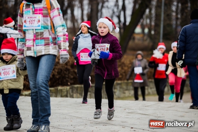 Zdjęcie w galerii na portalu naszraciborz.pl: Bieg Mikołajkowy w parku Roth wiadomości z regionu