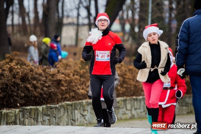 Zdjęcie w galerii na portalu naszraciborz.pl: Bieg Mikołajkowy w parku Roth wiadomości z regionu