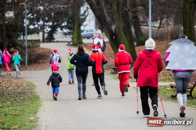 Zdjęcie w galerii na portalu naszraciborz.pl: Bieg Mikołajkowy w parku Roth wiadomości z regionu