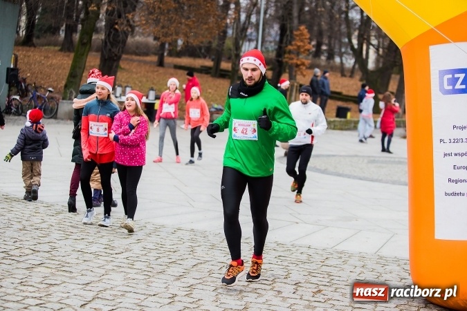 Zdjęcie w galerii na portalu naszraciborz.pl: Bieg Mikołajkowy w parku Roth wiadomości z regionu