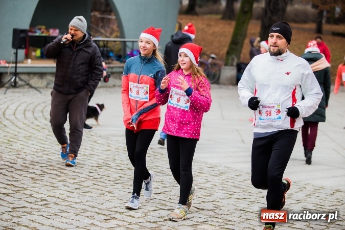 Zdjęcie w galerii na portalu naszraciborz.pl: Bieg Mikołajkowy w parku Roth wiadomości z regionu