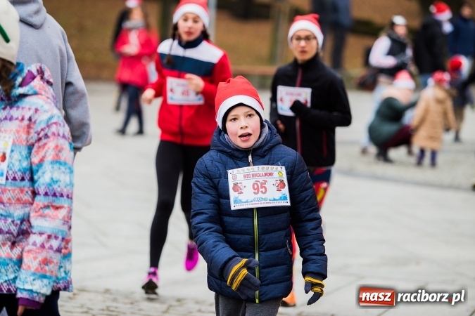 Zdjęcie w galerii na portalu naszraciborz.pl: Bieg Mikołajkowy w parku Roth wiadomości z regionu