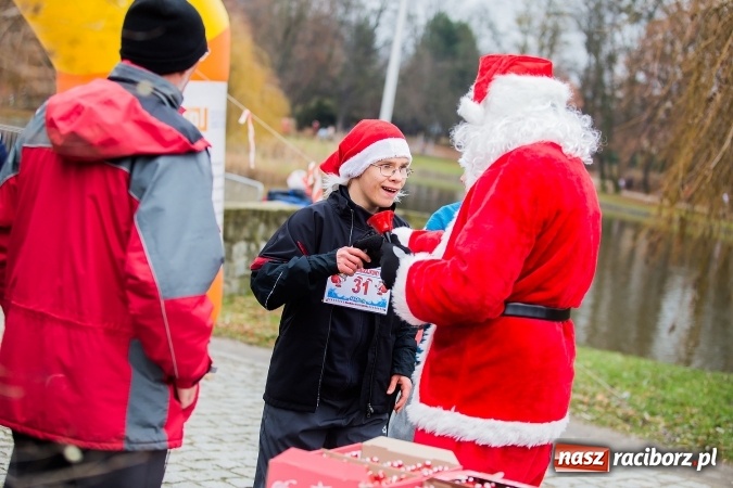 Zdjęcie w galerii na portalu naszraciborz.pl: Bieg Mikołajkowy w parku Roth wiadomości z regionu
