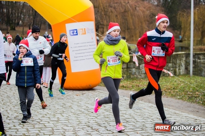 Zdjęcie w galerii na portalu naszraciborz.pl: Bieg Mikołajkowy w parku Roth wiadomości z regionu