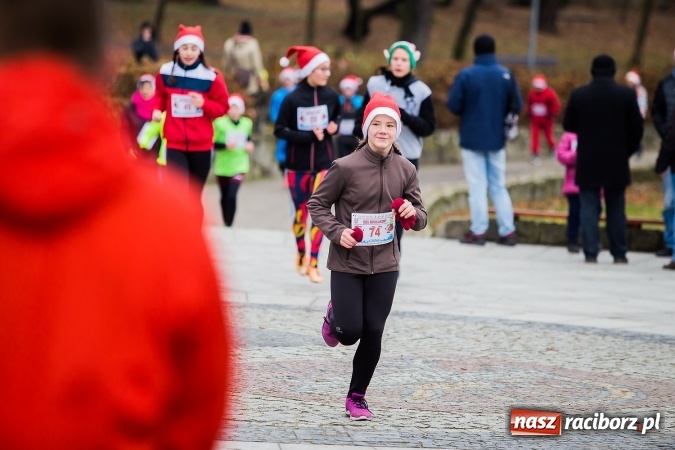 Zdjęcie w galerii na portalu naszraciborz.pl: Bieg Mikołajkowy w parku Roth wiadomości z regionu