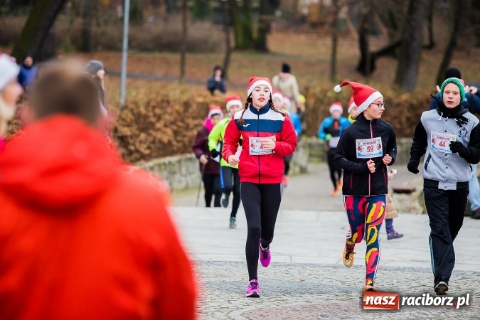 Zdjęcie w galerii na portalu naszraciborz.pl: Bieg Mikołajkowy w parku Roth wiadomości z regionu