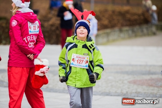 Zdjęcie w galerii na portalu naszraciborz.pl: Bieg Mikołajkowy w parku Roth wiadomości z regionu