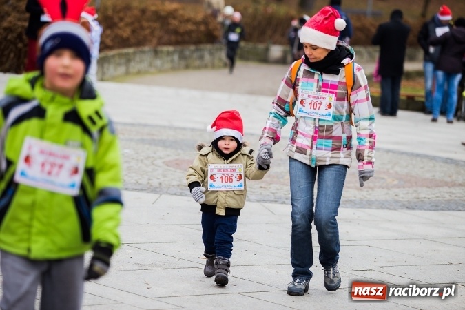 Zdjęcie w galerii na portalu naszraciborz.pl: Bieg Mikołajkowy w parku Roth wiadomości z regionu