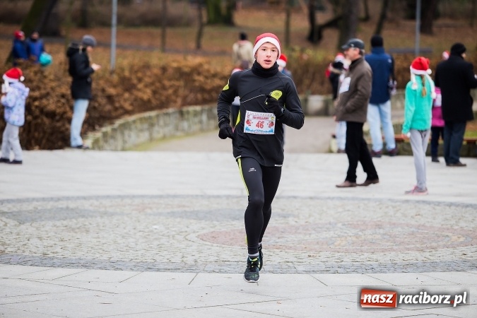 Zdjęcie w galerii na portalu naszraciborz.pl: Bieg Mikołajkowy w parku Roth wiadomości z regionu