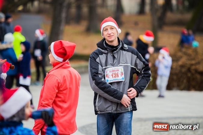 Zdjęcie w galerii na portalu naszraciborz.pl: Bieg Mikołajkowy w parku Roth wiadomości z regionu