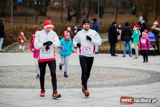 Zdjęcie w galerii na portalu naszraciborz.pl: Bieg Mikołajkowy w parku Roth wiadomości z regionu