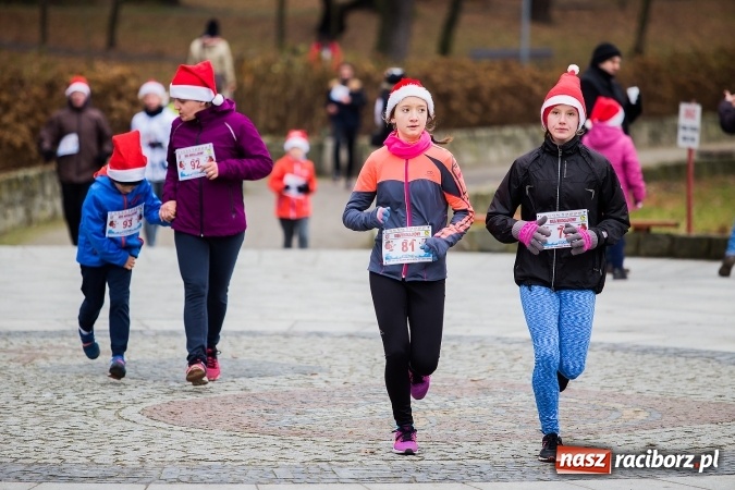 Zdjęcie w galerii na portalu naszraciborz.pl: Bieg Mikołajkowy w parku Roth wiadomości z regionu