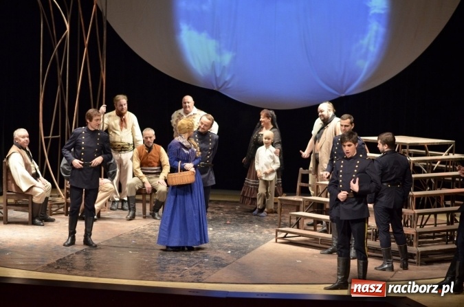 Zdjęcie w galerii na portalu naszraciborz.pl: Teatr Śląski z Opawy wystawił w Raciborskim Centrum Kultury operę Carmen  wiadomości z regionu