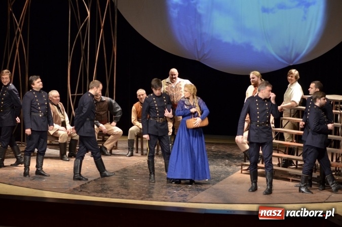 Zdjęcie w galerii na portalu naszraciborz.pl: Teatr Śląski z Opawy wystawił w Raciborskim Centrum Kultury operę Carmen  wiadomości z regionu