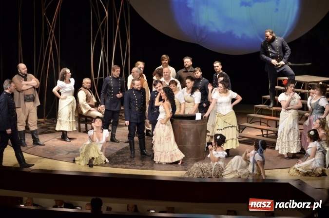 Zdjęcie w galerii na portalu naszraciborz.pl: Teatr Śląski z Opawy wystawił w Raciborskim Centrum Kultury operę Carmen  wiadomości z regionu