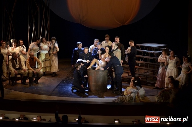 Zdjęcie w galerii na portalu naszraciborz.pl: Teatr Śląski z Opawy wystawił w Raciborskim Centrum Kultury operę Carmen  wiadomości z regionu