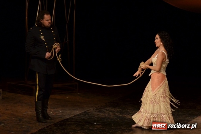 Zdjęcie w galerii na portalu naszraciborz.pl: Teatr Śląski z Opawy wystawił w Raciborskim Centrum Kultury operę Carmen  wiadomości z regionu