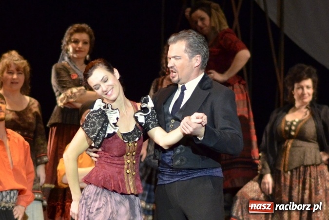 Zdjęcie w galerii na portalu naszraciborz.pl: Teatr Śląski z Opawy wystawił w Raciborskim Centrum Kultury operę Carmen  wiadomości z regionu