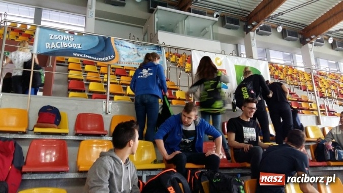 Zdjęcie w galerii na portalu naszraciborz.pl: Pływanie. Raciborski ZSOMS w środku stawki  wiadomości z regionu