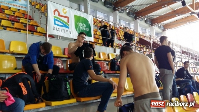 Zdjęcie w galerii na portalu naszraciborz.pl: Pływanie. Raciborski ZSOMS w środku stawki  wiadomości z regionu