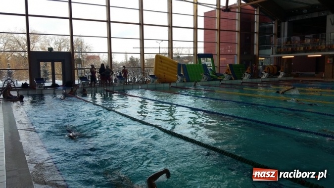 Zdjęcie w galerii na portalu naszraciborz.pl: Pływanie. Raciborski ZSOMS w środku stawki  wiadomości z regionu