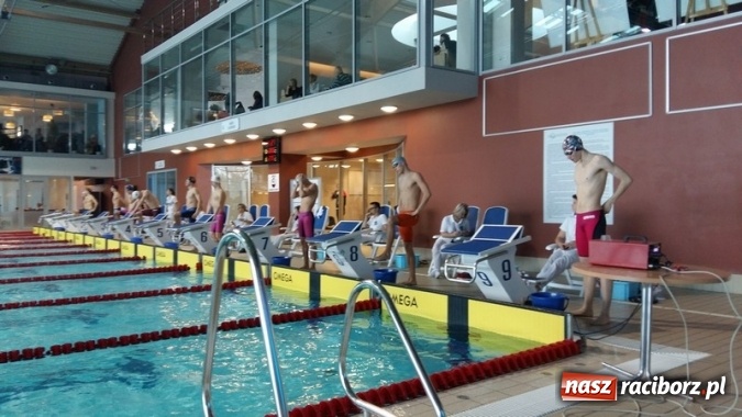 Zdjęcie w galerii na portalu naszraciborz.pl: Pływanie. Raciborski ZSOMS w środku stawki  wiadomości z regionu