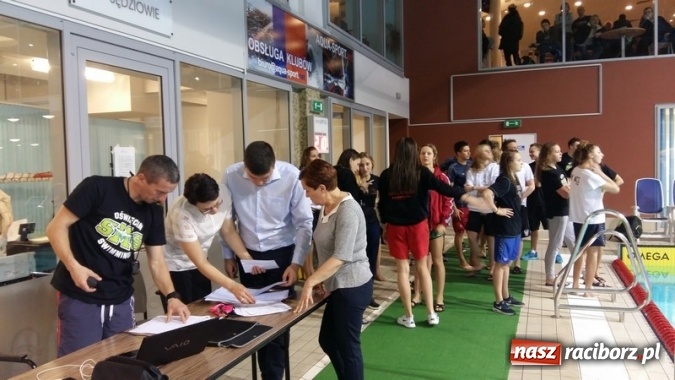 Zdjęcie w galerii na portalu naszraciborz.pl: Pływanie. Raciborski ZSOMS w środku stawki  wiadomości z regionu