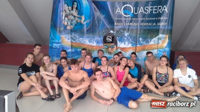 Zdjęcie w galerii na portalu naszraciborz.pl: Pływanie. Raciborski ZSOMS w środku stawki  wiadomości z regionu