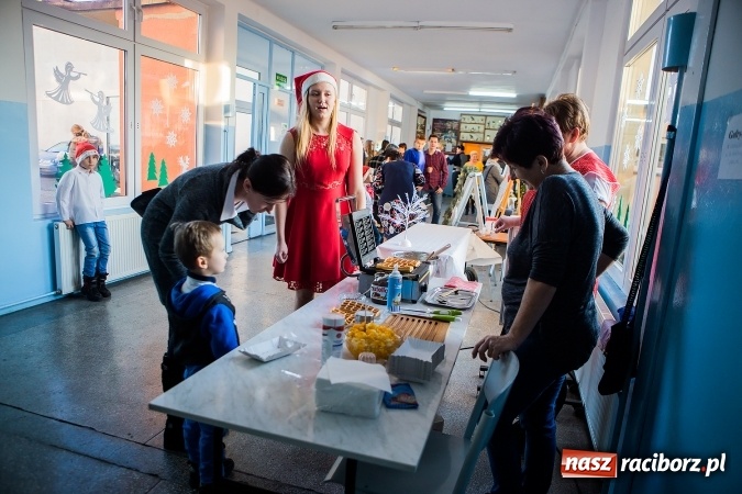 Zdjęcie w galerii na portalu naszraciborz.pl: Kiermasz świąteczny w krzanowickiej szkole wiadomości z regionu