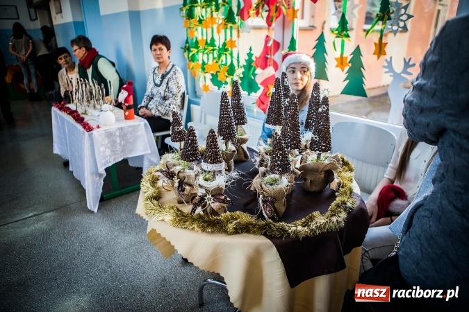 Zdjęcie w galerii na portalu naszraciborz.pl: Kiermasz świąteczny w krzanowickiej szkole wiadomości z regionu