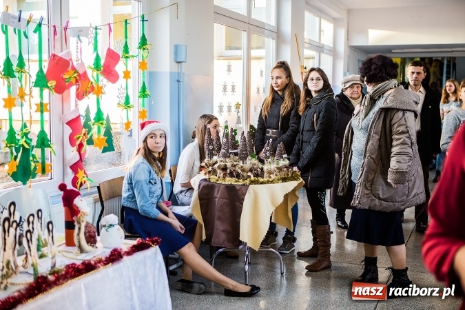 Zdjęcie w galerii na portalu naszraciborz.pl: Kiermasz świąteczny w krzanowickiej szkole wiadomości z regionu