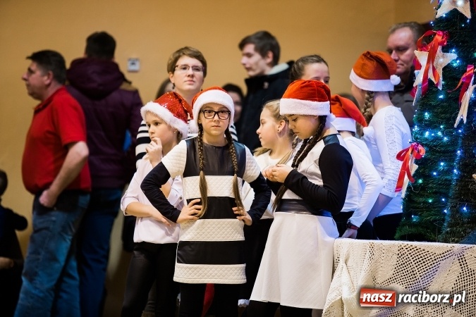 Zdjęcie w galerii na portalu naszraciborz.pl: Kiermasz świąteczny w krzanowickiej szkole wiadomości z regionu