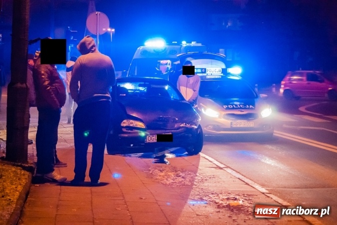 Zdjęcie w galerii na portalu naszraciborz.pl: Opel tigra zderzył się z fordem na skrzyżowaniu przy raciborskim sądzie wiadomości z regionu