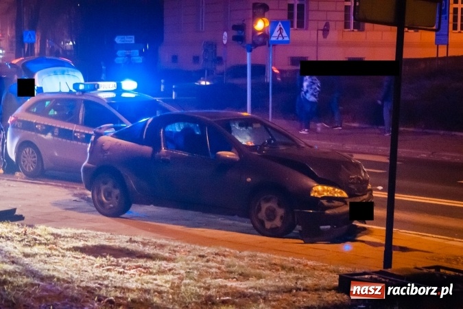Zdjęcie w galerii na portalu naszraciborz.pl: Opel tigra zderzył się z fordem na skrzyżowaniu przy raciborskim sądzie wiadomości z regionu