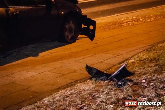 Zdjęcie w galerii na portalu naszraciborz.pl: Opel tigra zderzył się z fordem na skrzyżowaniu przy raciborskim sądzie wiadomości z regionu