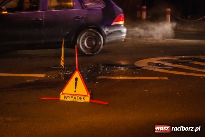 Zdjęcie w galerii na portalu naszraciborz.pl: Opel tigra zderzył się z fordem na skrzyżowaniu przy raciborskim sądzie wiadomości z regionu