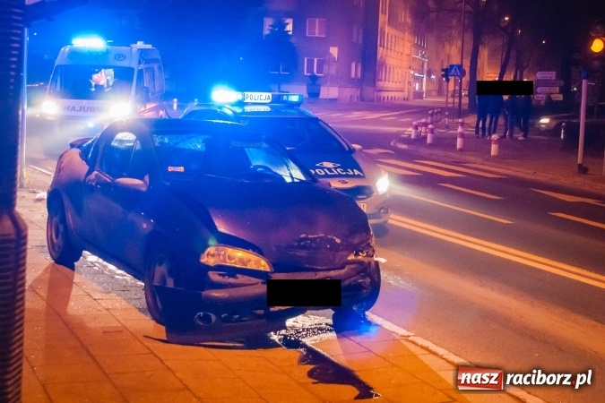 Zdjęcie w galerii na portalu naszraciborz.pl: Opel tigra zderzył się z fordem na skrzyżowaniu przy raciborskim sądzie wiadomości z regionu