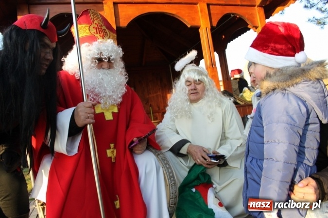 Zdjęcie w galerii na portalu naszraciborz.pl: Mikołaj w farskich ogrodach w Wojnowicach wiadomości z regionu
