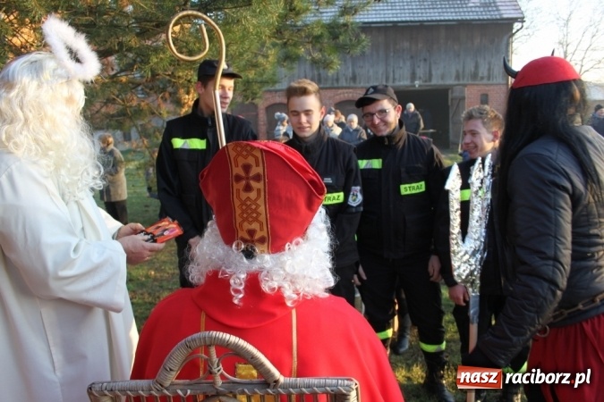 Zdjęcie w galerii na portalu naszraciborz.pl: Mikołaj w farskich ogrodach w Wojnowicach wiadomości z regionu